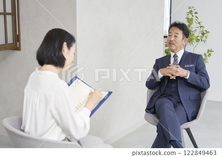 Female reporter interviewing a businessman 122849463