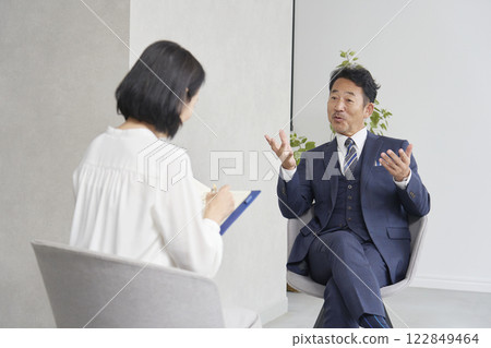 Female reporter interviewing a businessman 122849464