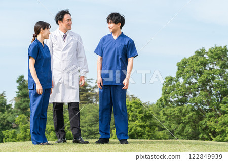 Medical staff in parks and outdoors (doctors, nurses, medical staff, university hospitals) Medical staff in parks and outdoors (doctors, nurses, medical staff, university hospitals) 122849939