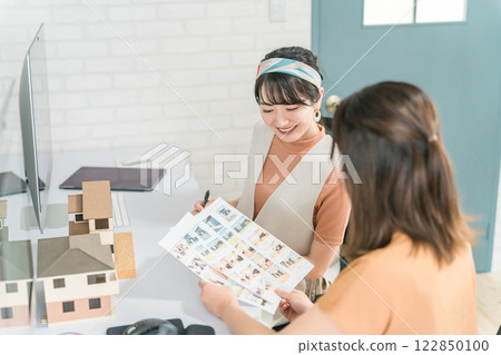 作為室內設計師、建築師、工程師、室內協調員的女性 作為室內設計師、建築師、工程師、室內協調員的女性 122850100