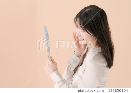 看鏡子的婦女的檔案 看鏡子的婦女的檔案 122850104