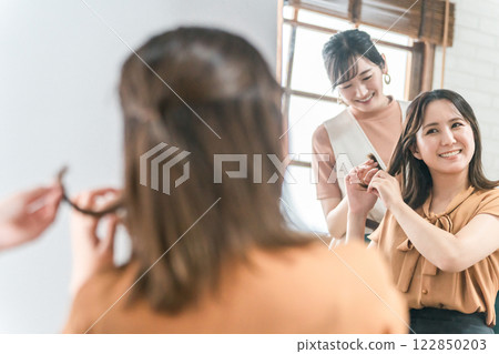 美髮師/造型師為在美容院/美髮沙龍諮詢髮型的亞洲女性顧客提供諮詢服務 美髮師/造型師為在美容院/美髮沙龍諮詢髮型的亞洲女性顧客提供諮詢服務 122850203