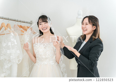 Bride and wedding planner woman preparing for bridal wedding ceremony 122850323