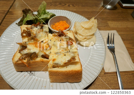 Pizza toast with burdock and carrots 122850363