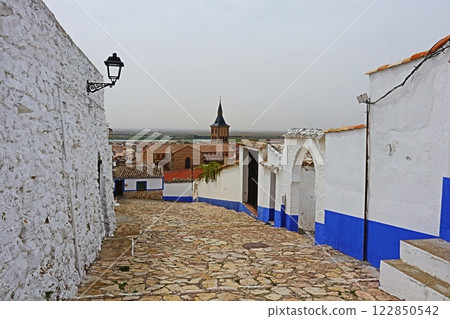 Windmills of La Mancha, alley of Campo de Criptana 122850542