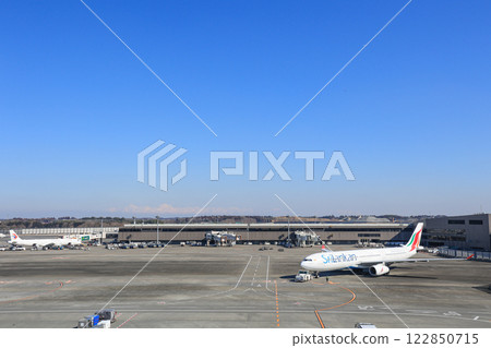 飛機和機場的圖像 122850715