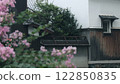 日本傳統街景，路邊房屋盛開著鮮花 122850835