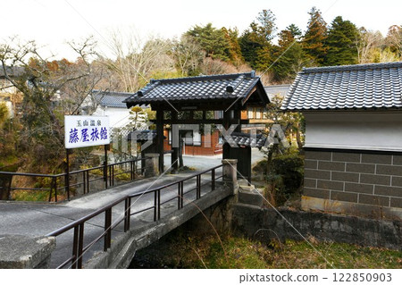 [磐城市玉山溫泉（冷礦泉）百年歷史的兩層木造建築「礦泉旅館富士屋」的入口大門] 122850903