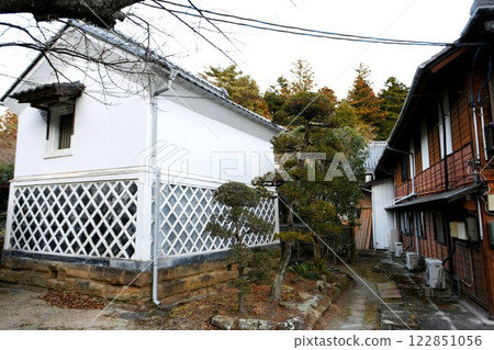 [Iwaki City Tamayama Onsen (cold mineral springs) - A 2-story wooden building over 100 years old, the "Mineral Springs Inn Fujiya" storehouse and lodging building] 122851056