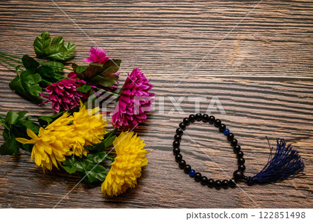 念珠和菊花 122851498