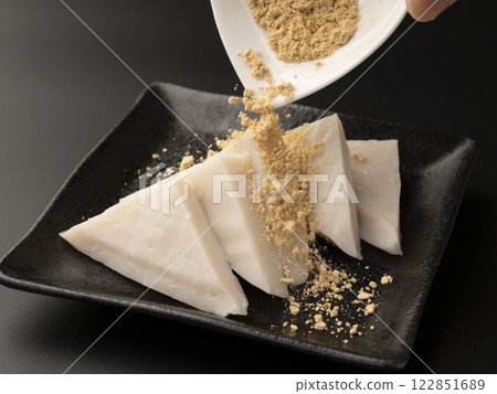 葛餅 發酵食品 在葛餅上撒上黃豆粉和黑糖漿 葛餅 發酵食品 在葛餅上撒上黃豆粉和黑糖漿 122851689