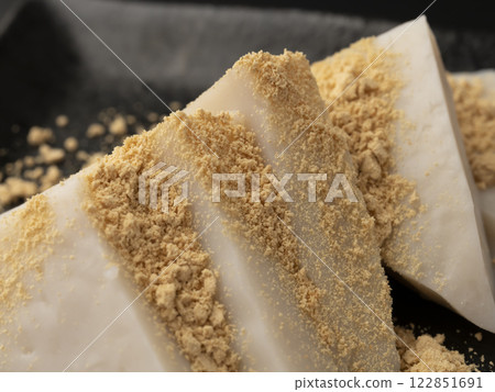 葛餅 發酵食品 在葛餅上撒上黃豆粉和黑糖漿 122851691