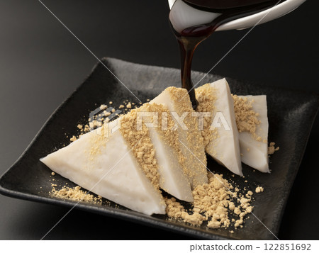 葛餅 發酵食品 在葛餅上撒上黃豆粉和黑糖漿 葛餅 發酵食品 在葛餅上撒上黃豆粉和黑糖漿 122851692