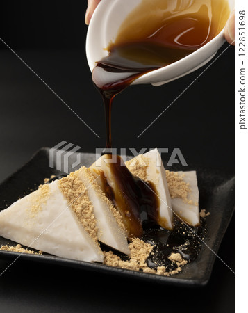 葛餅 發酵食品 在葛餅上撒上黃豆粉和黑糖漿 122851698