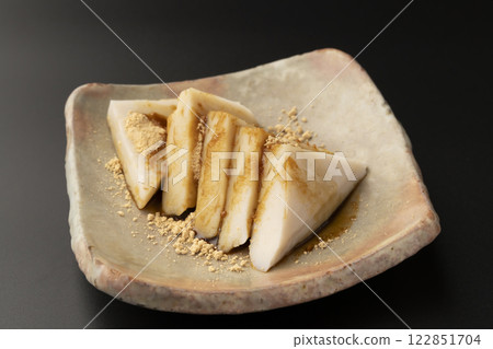 葛餅 發酵食品 在葛餅上撒上黃豆粉和黑糖漿 葛餅 發酵食品 在葛餅上撒上黃豆粉和黑糖漿 122851704