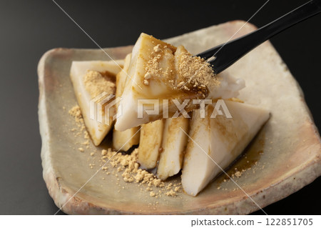 葛餅 發酵食品 在葛餅上撒上黃豆粉和黑糖漿 葛餅 發酵食品 在葛餅上撒上黃豆粉和黑糖漿 122851705