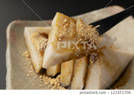 葛餅 發酵食品 在葛餅上撒上黃豆粉和黑糖漿 葛餅 發酵食品 在葛餅上撒上黃豆粉和黑糖漿 122851706