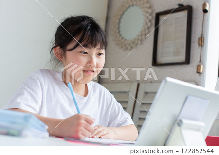 網路學習的孩子們 網路學習的孩子們 122852544