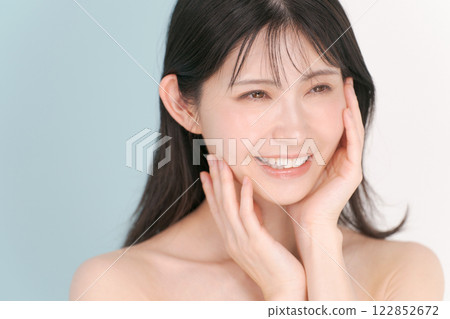 一個女人檢查她的皮膚 122852672