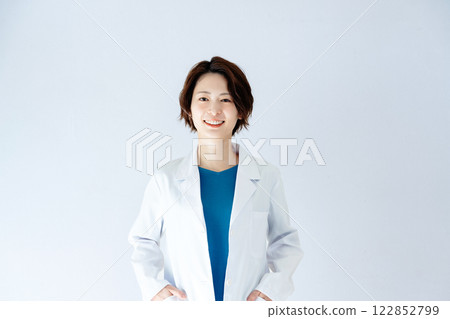 穿白大褂的女人 122852799