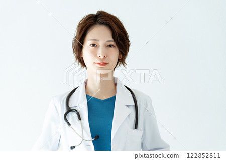 穿白大褂的女人 122852811