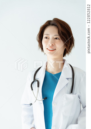 穿白大褂的女人 122852812