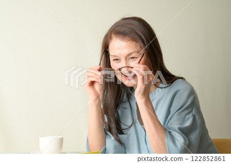 脫下眼鏡的高級女性 122852861