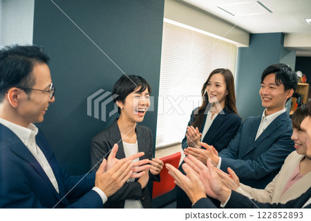 A working woman who is applauded by everyone A working woman who is applauded by everyone 122852893