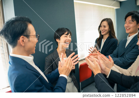 受到大家稱讚的職業女性 122852894