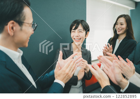 受到大家稱讚的職業女性 122852895