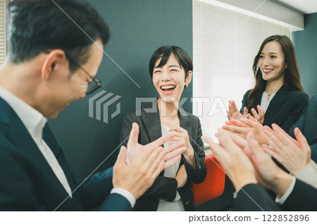 受到大家稱讚的職業女性 122852896