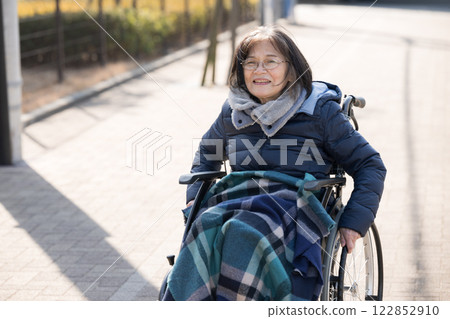 輪椅上一位微笑的老人的照片 122852910
