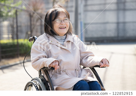 輪椅上的微笑老人 輪椅上的微笑老人 122852915