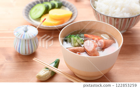有大量香腸和蔬菜的味噌湯（肉湯味噌湯） 122853259