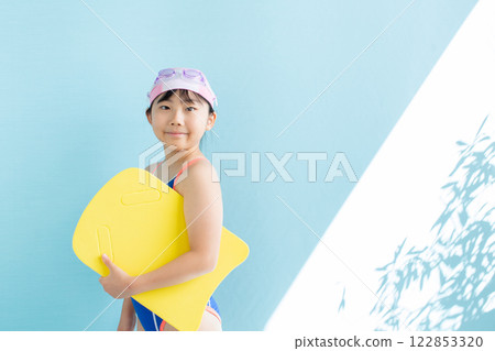 參加游泳學校的小學生 122853320