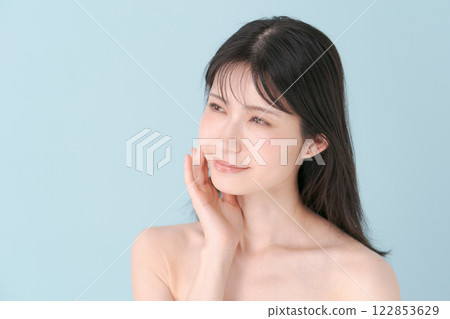 一位微笑的年輕女士的美麗形象 122853629