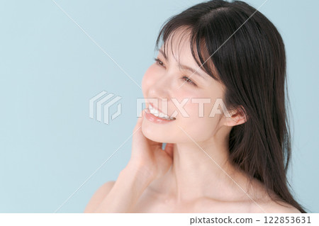 一位微笑的年輕女士的美麗形象 122853631