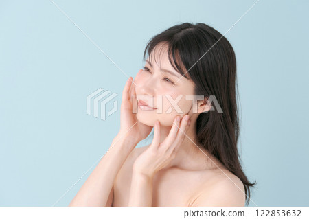 一位微笑的年輕女士的美麗形象 一位微笑的年輕女士的美麗形象 122853632