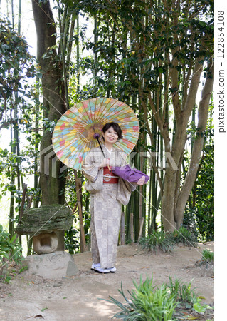 竹林中身著和服、撐著陽傘的女子 竹林中身著和服、撐著陽傘的女子 122854108