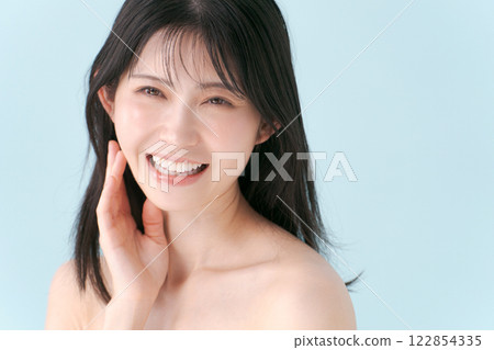 一位微笑的年輕女士的美麗形象 122854335