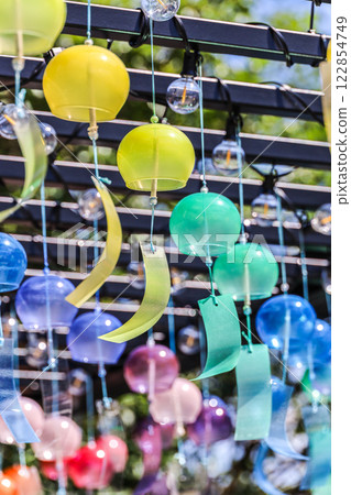 許多懸掛的玻璃風鈴 122854749