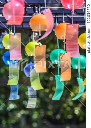 許多懸掛的玻璃風鈴 122854750