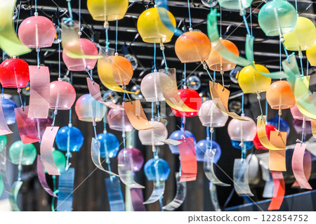 許多懸掛的玻璃風鈴 122854752