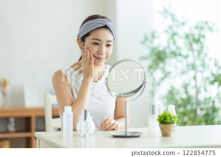 一名年輕女子正在做皮膚護理 一名年輕女子正在做皮膚護理 122854775