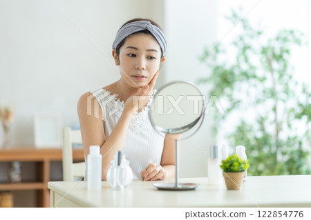 一名年輕女子正在做皮膚護理 一名年輕女子正在做皮膚護理 122854776