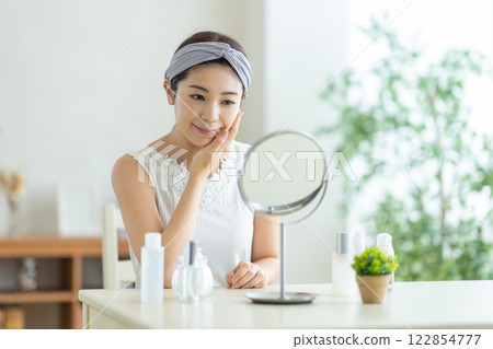 一名年輕女子正在做皮膚護理 一名年輕女子正在做皮膚護理 122854777
