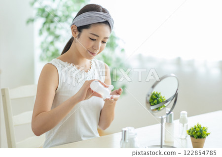 一名年輕女子正在做皮膚護理 122854785