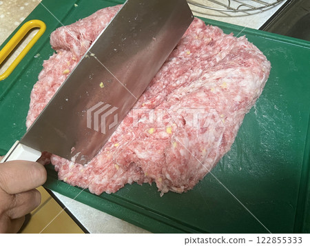 拍攝媽媽用菜刀將豬肉剁碎準備製作肉丸 122855333