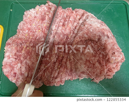 拍攝媽媽用菜刀將豬肉剁碎準備製作肉丸 122855334