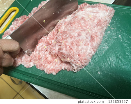 拍攝媽媽用菜刀將豬肉剁碎準備製作肉丸 122855337